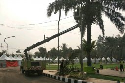 Budpar lakukan pemeliharaan lampu taman, jelang Festival Al Azhom
