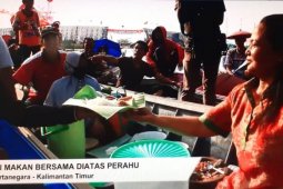 Tradisi Makan Bersama di Atas Perahu