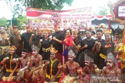 Pelajar Papua dapat perhatian saat pawai budaya di Jembrana