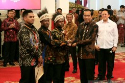 Presiden serahkan piala kepada pemenang Festival Gapura Cinta Negeri