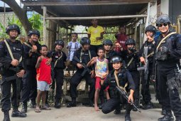 Papua Terkini - Brimob Polda "basembang bercerita" di Papua