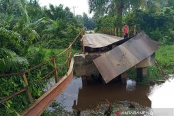 Jembatan besi ambruk di Aceh Barat setelah dilintasi truk
