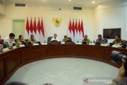 Jokowi: Menteri jangan bersikap seperti "pejabat" yang minta dilayani
