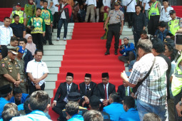 Pelantikan anggota DPRD diwarnai demo mahasiswa