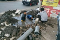 Pipa PDAM di Garut keropos menyebabkan pendistribusian air terhambat