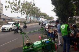 Anies Baswedan: PKL boleh berjualan di atas trotoar