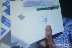 Jaksa KPK tunjukkan amplop "jempol" milik politikus Golkar Bowo Sidik