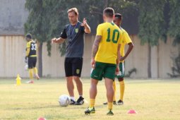 Riedl belum datang, Wolfgang Pikal pimpin latihan Persebaya