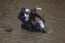 Perlukah servis besar motor yang terendam banjir?