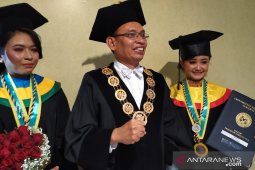 Unair kukuhkan 3.636 wisudawan, delapan wartawan wisuda S2