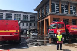 Sebuah bus terbakar  di apron Bandara Ngurah Rai