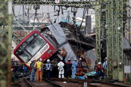 30 orang cedera akibat kereta tabrak truk di Yokohama