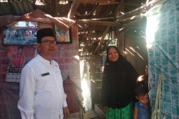 Pemkab Aceh Jaya bantu keluarga Herman yang tinggal di rumah "reot"