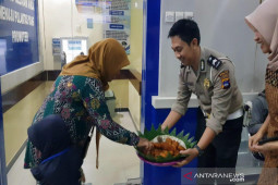 Jumat berkah bagi-bagi kue untuk pemohon BPKB