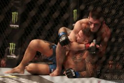 Khabib tundukkan Dustin Poirier untuk pertahankan gelar kelas ringan UFC