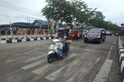 Tumpahan CPO di badan jalan ganggu pengendara di Aceh Barat