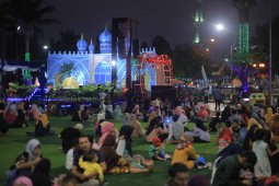 Dipadati pengunjung, stan bazar dan kuliner di Festival Al Azhom