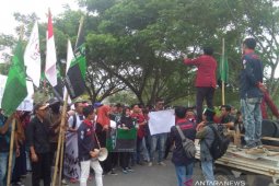 Anggota DPRD Sambas dilantik, mahasiswa demo