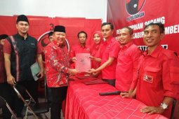 Hendy Siswanto kembalikan formulir bacabup ke PDIP Jember