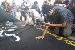 Tolak pelemahan KPK, akademisi Unair gelar aksi "bendera hitam"