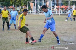 Tim gubernur kalahkan tim wabup main bola