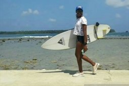 Peselancar Venezuela penasaran tantangan ombak Pantai Sorake