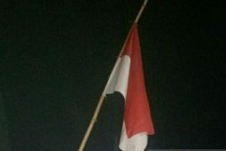 Warga Pangkalpinang mulai kibarkan bendera setengah tiang