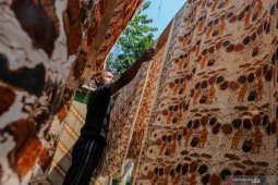 Rohaniawan Katolik di Italia belajar membatik