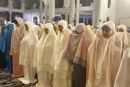 Gubernur Jatim dan ribuan jamaah i shalat ghaib doakan Habibie