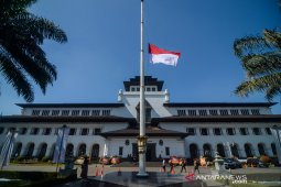 Bendera Setengah Tiang di Gedung Sate