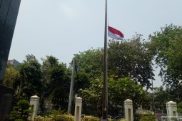 Mengenang Habibie, KBRI oslo kibarkan bendera merah putih setengah tiang selama 3 hari
