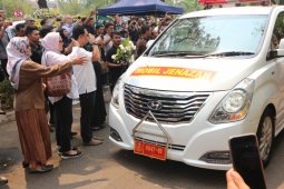 Habibie wafat - Warga antusias saksikan upacara pelepasan jenazah