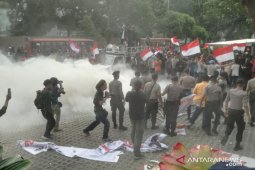 Massa demo ricuh di gedung KPK