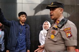 Polisi minta kain hitam yang tutupi logo KPK  di buka