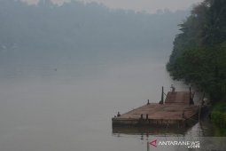 Meski diguyur hujan, kabut asap di Siak masih terlihat