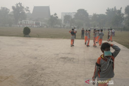 Bupati dan Sekda HST bagi-bagi masker
