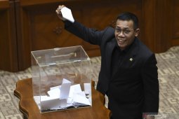 DPR minta pimpinan KPK bekerja sesuai UU