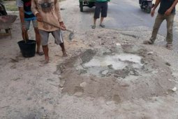 Sering kecalakaan, warga Desa Aek Batu swadaya perbaiki jalan rusak