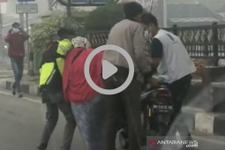 Nyaris tumbang, video pengendara sepeda motor mendadak lemas viral di media sosial