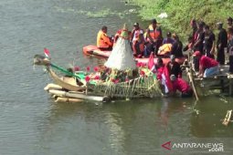 Warga Nambangan Madiun gelar ritual bersih desa, tumpeng raksasa dilarung