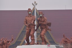 Patung Tugu Api pun dipasangi masker saat pekatnya kabut asap