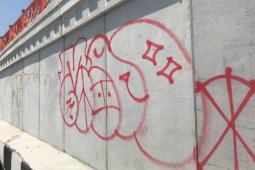 Belum lama dioperasikan, "underpass" Karanglo Malang dikotori coretan cat semprot