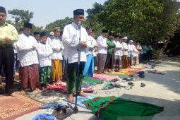 Belasan ribu santri Lamongan shalat minta hujan