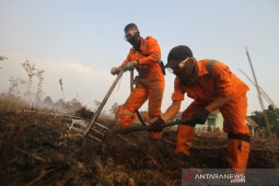 Satgas Karhutla Padamkan Api di Kawasan Syamsudin Noor