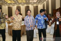 Wagub Babel jamu peserta sarasehan nasional pembangunan