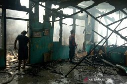Fire catches police dormitory in Palembang