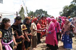Bupati disambut tarian Dayak Meratus  di Desa Riam Adungan