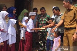 Siswa SDN 2 Calang sisihkan jajan bantu warga miskin