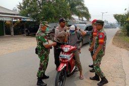 TNI dan Polri di perbatasan bagikan masker
