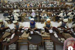 Legislator Surabaya berharap kenaikan cukai rokok cukup 12-15 persen